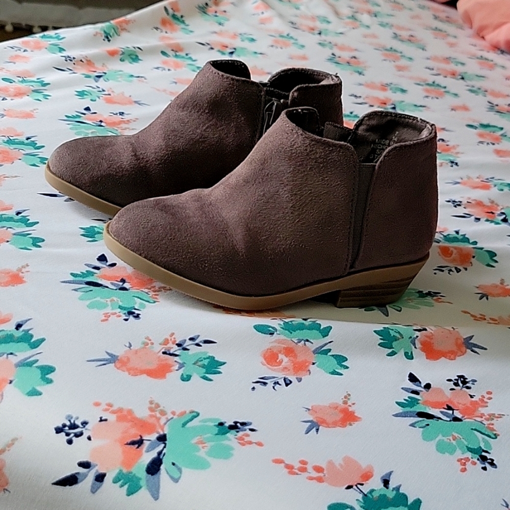 Old Navy Suede Girl Small Wedge Grey Boots  Size 7